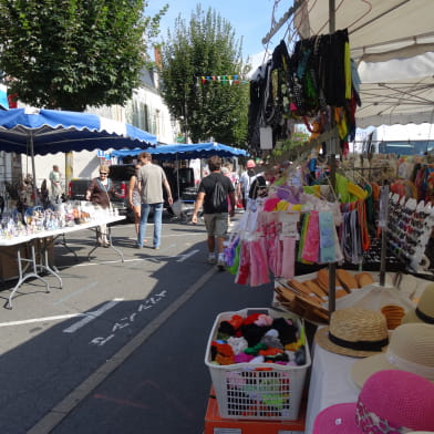 Marché hebdomadaire du dimanche à Cosne-Cours-sur-Loire